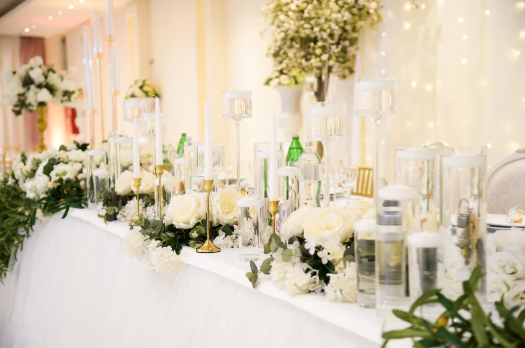 Elegantna sala za svadbe u Wedding Gilles sa modernim enterijerom i cvetnim dekorom.